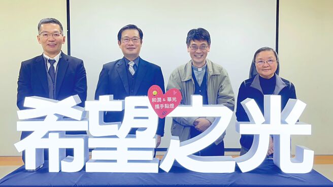 和润企业刘源森董事长（左二）、廖文忠副总（左一）、华光徐森义董事长 （右二）、李素贞执行长（右一）共同进行太阳能路灯完工仪式。图／和润企业提供