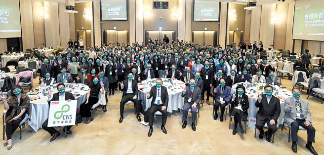 面对国际上净零排放（NET ZERO）及多元平等共融（DEI）的两大ESG趋势，天下永续会年会特地邀请逾百家与会企业分别戴上印着「我挺NET ZERO」、「我挺DEI」字样口罩。图／天下永续会提供