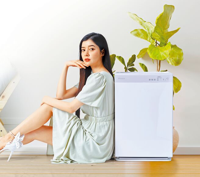 大金產品代言人蘇小軒推薦大金閃流放電空氣清淨機擁有除菌、除塵、除臭、保濕功能，淨化家中空氣，守護呼吸健康。圖／業者提供