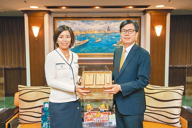 美國加州佛利蒙市副市長黃潔宜（左）3日拜會高雄市長陳其邁（右），雙方就農漁、經貿及城市交流等多元議題交換意見。（高市府提供／柯宗緯高雄傳真）