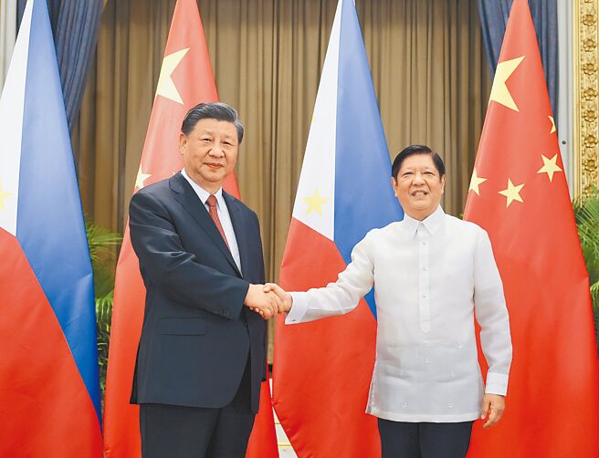 菲律賓總統小馬可仕（右），自3日起訪問中國。圖為大陸國家主席習近平去年在泰國曼谷APEC峰會期間，與小馬可仕舉行場邊會談。（新華社）