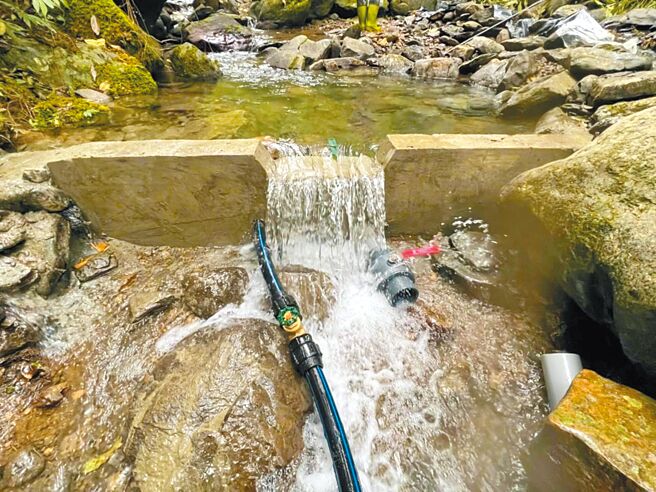 新北市水利局補助坪林區公所新設水源頭並設置管線集中取水。（新北市水利局提供／呂健豪新北傳真）