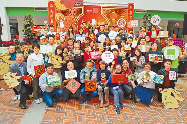 农历春节将届，嘉义县政府力推嘉义优鲜美味上桌，3日年菜宣传记者会上，许多农特产品业者出席记者会，齐声推荐嘉义优质伴手礼。（吕妍庭摄）