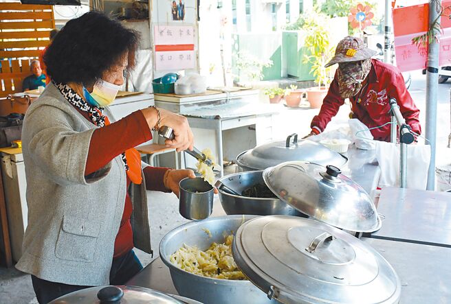 林英美（左）持續為孤老免費供餐，強調將做到不能做為止。（林和生攝）