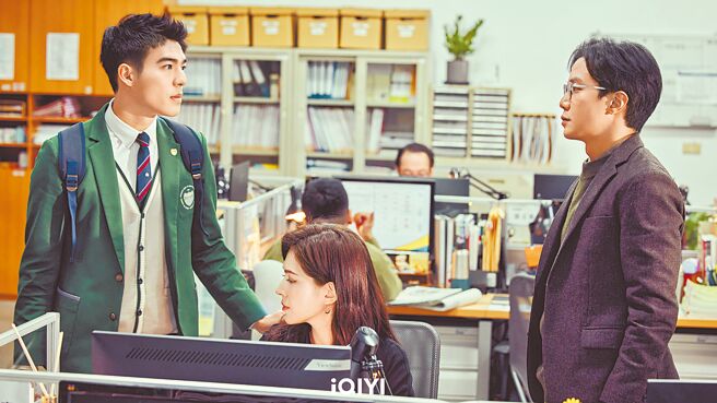 薛仕凌（右起）對許瑋甯大膽示愛，與陳昊森變成情敵關係。（愛奇藝國際站提供）