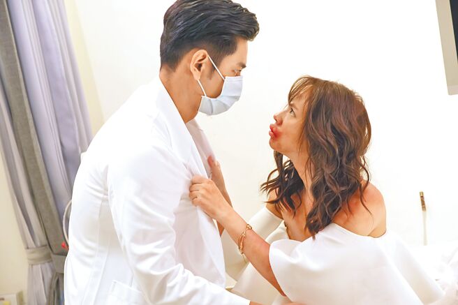 黃姵嘉（右）在《再見之後》腫成香腸嘴，楊子儀憋笑與她對戲。（華視提供）