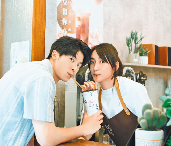 故事中柯佳嬿（右）跟许光汉两人在饮料店相遇。（车库娱乐、三凤制作提供）