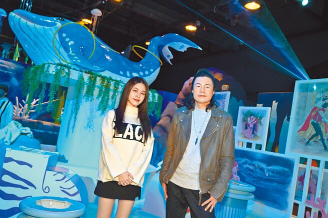 张语哝（左）、李其燊昨趁空檔欣赏展览，开心重温儿时回忆。（宽宏艺术提供）