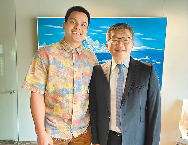 旅美好手张育成（左）与中职会长蔡其昌碰面深谈后，承诺若获得中华队徵召，参加经典赛义不容辞。（资料照，中职提供）