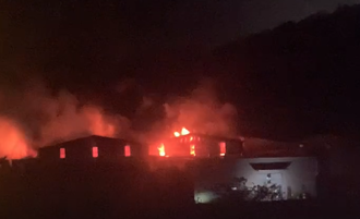新北八里工廠又起火！延燒至少3戶 消防隊撲滅中