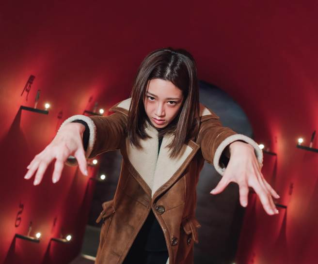 黄薇渟逛殭尸展。（宽宏艺术提供）