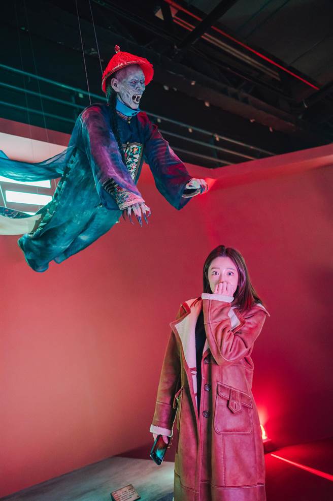 黄薇渟逛殭尸展。（宽宏艺术提供）