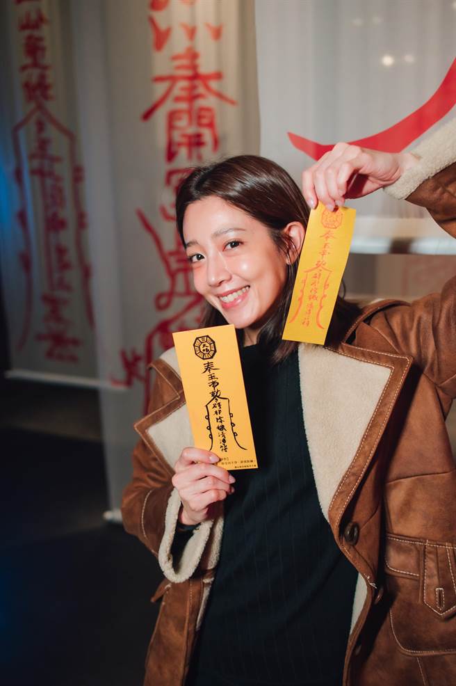 黄薇渟逛殭尸展。（宽宏艺术提供）