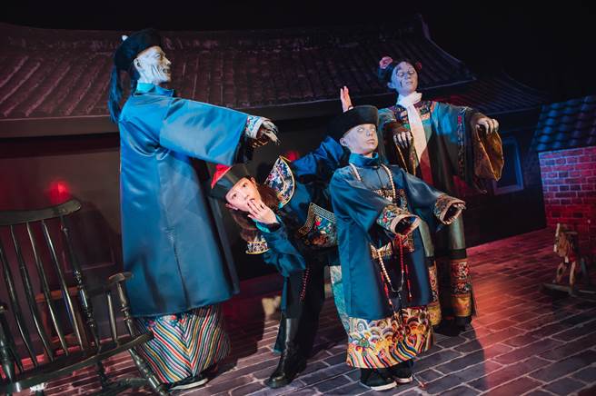 黄薇渟逛殭尸展。（宽宏艺术提供）