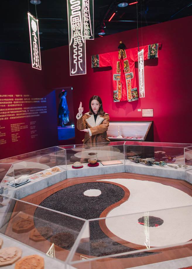 黄薇渟逛殭尸展。（宽宏艺术提供）