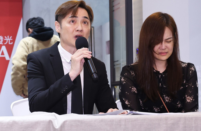 宋逸民昨(4日)召开记者会，未料老婆陈维龄的丰富表情反成为焦点。（图／陈俊吉摄影）