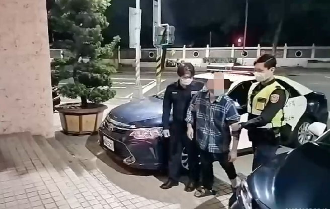 叶男因投资纠纷，丢「汽油弹」烧邻居，骑楼瞬间冒出火光。(戴志扬翻摄)