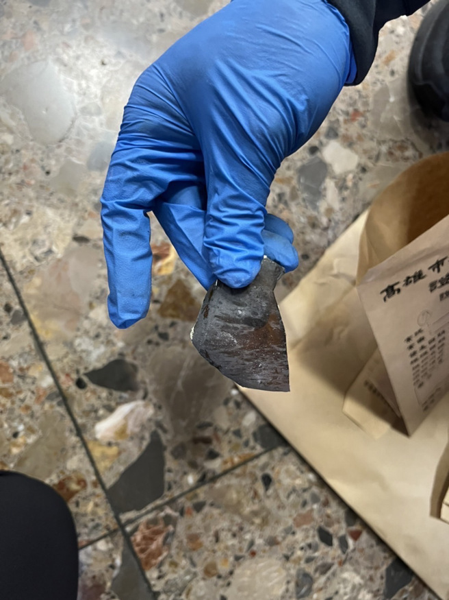 叶男利用自制「汽油弹」烧邻居，警方在现场发现汽油弹碎片及引信。(戴志扬翻摄)