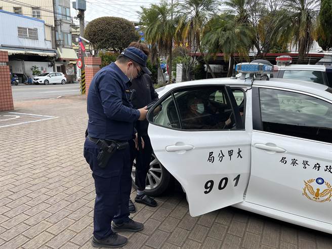 一名9旬余姓老翁，日前在寒冷天气中，1人牵着脚踏车踽踽独行，看似茫然不知所措？警方协助帮他找到温暖的家。（警方提供）