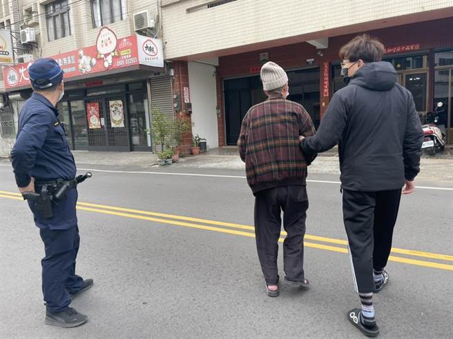 一名9旬余姓老翁，日前在寒冷天气中，1人牵着脚踏车踽踽独行，看似茫然不知所措？警方协助帮他找到温暖的家。（警方提供）