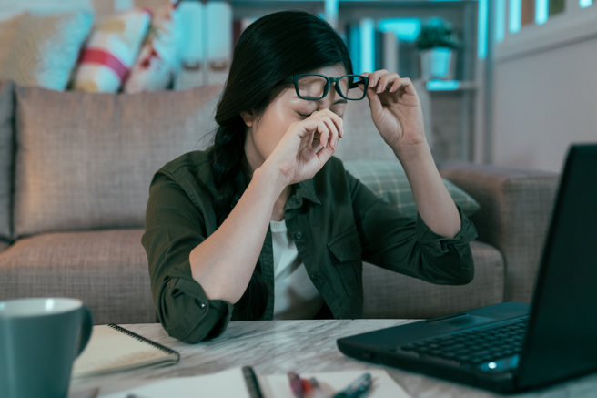 医师罗佳琳表示，一名47岁的女性上班族，从早到晚都觉得昏沉，检查发现体内缺乏肾上腺、维他命B及维他命D。（图／示意图，达志影像）