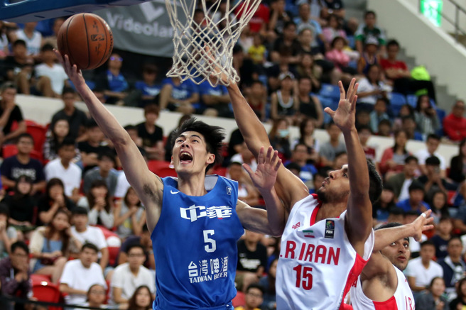 刘铮（左）本赛季平均贡献2.7次抄截，排名CBA第2位。(资料照)