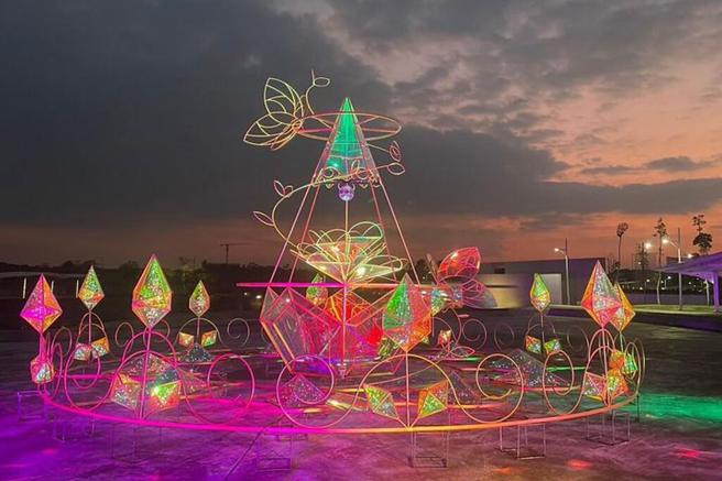 2023屏東燈節，三大燈區共超過40組巨型燈飾帶來奇幻華麗的城市風。（圖／屏東縣政府傳播暨國際事務處）