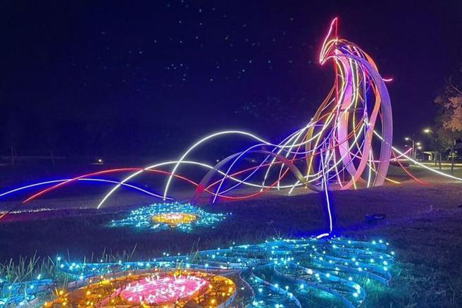 ▲縣民公園燈區以「巴洛克藝術」為主題，打造華麗感官饗宴。（圖／屏東縣政府傳播暨國際事務處）