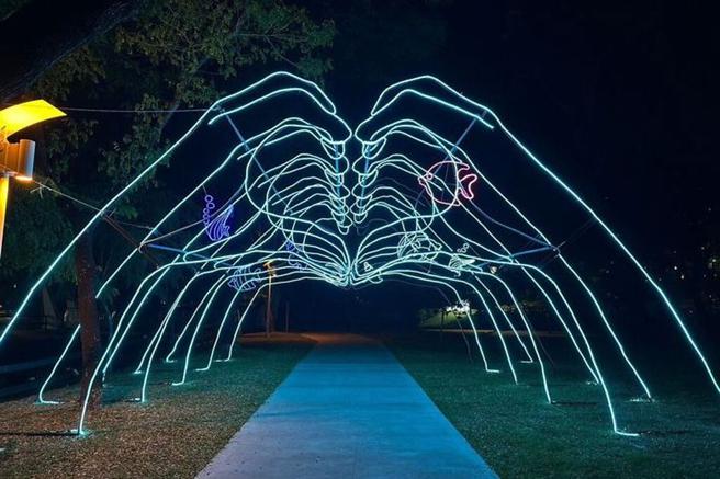 ▲萬年溪燈區以「夢幻樂園」為設計主題，創造獨特視覺體驗。（圖／屏東縣政府傳播暨國際事務處）