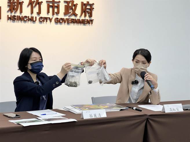 新竹市长高虹安（右）表示，10天来市府很努力想改善，但缺失真的很多。媒体人黄扬明也爆料，林智坚时代的地政处长，现在高升内政部次长。（王惠慧摄）