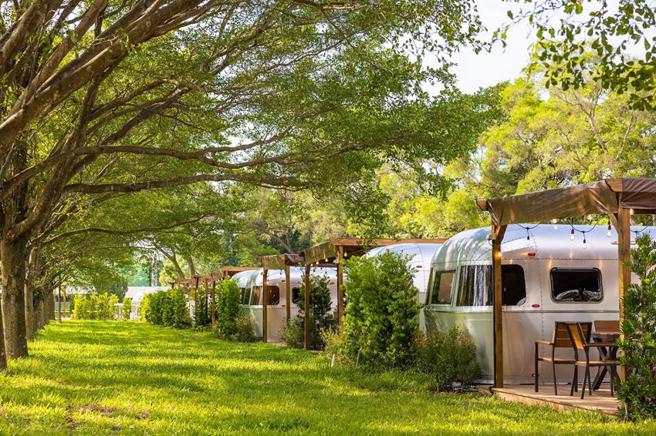 「朋豪」华露营车透过一泊四食全包式服务，提供趣  舒适住宿环境及餐饮美馔。（图／天成饭店集团提供）