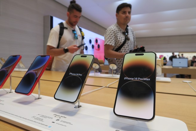 美系外資法人於3日出具報告指出，供應鏈持續遞延出貨（push-out），預估第1季蘋果iPhone備貨量將會小幅提升。(圖/中央社)