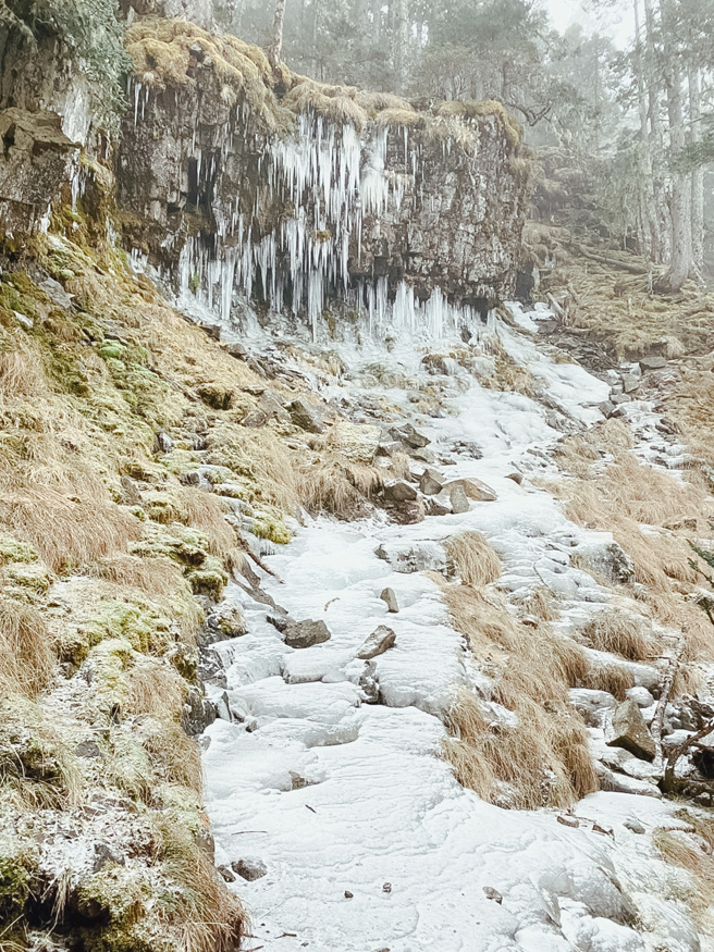 苗栗县消防局在脸书上PO出多张雪山美景，亲曝在雪山美景中的救援险境。（图／翻摄自苗栗县消防局脸书）
