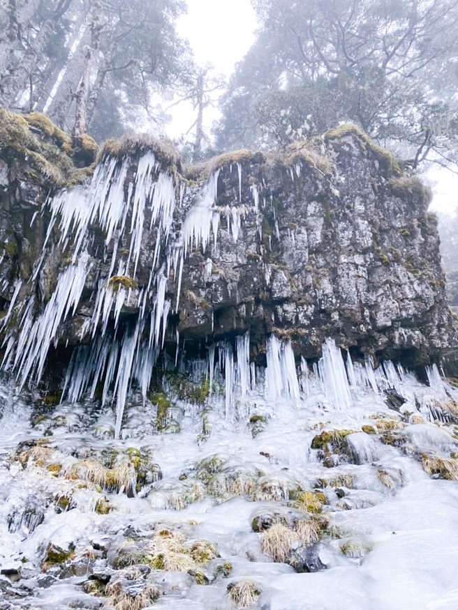 苗栗县消防局在脸书上PO出多张雪山美景，亲曝在雪山美景中的救援险境。（图／翻摄自苗栗县消防局脸书）