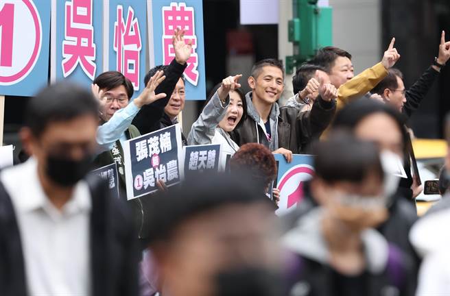 台北市第三选区立委补选进入最后倒数阶段，民进党候选人吴怡农（左四）「拢来站街头」5日前进南京西路、中山北路交叉口，多位民进党立委、市议员及党部主委到场一同为他拉票。（陈俊吉摄）