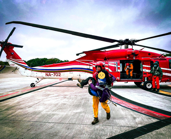 苗栗县消防局在脸书上PO出多张雪山美景，亲曝在雪山美景中的救援险境，图为空勤总队成功救援山友。（图／翻摄自苗栗县消防局脸书）