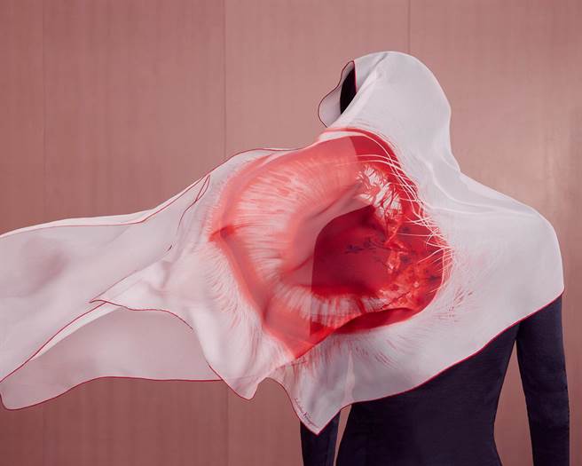 FERRAGAMO 农历新年系列以「赤兔之眼」呈现出品牌的简约美学。（FERRAGAMO 提供）