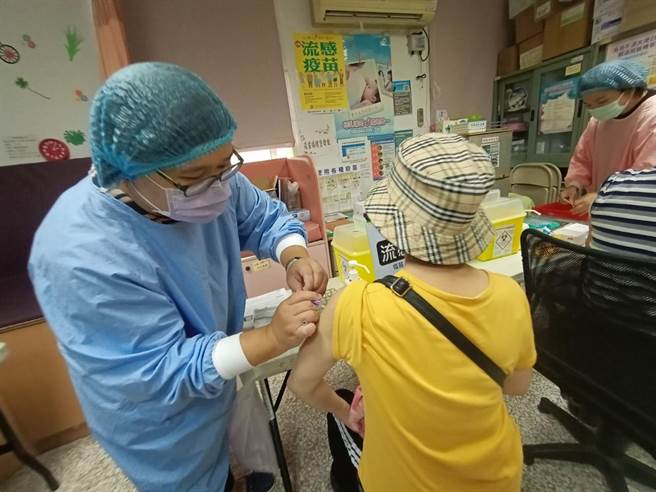 迎接春假過年，彰化縣衛生局呼籲呼籲65歲以上長者及高風險族群等對象，儘速接種莫德納次世代雙價BA4／BA5疫苗。（彰化縣衛生局提供／吳敏菁彰化傳真）