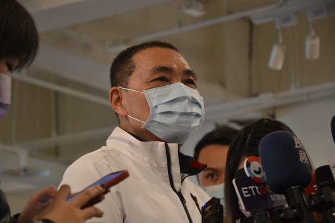 警政署长黄明昭今早9时许低调现身新北市府，拜会新北市长侯友宜，因新北市警局长黄宗仁本月即将届龄退休，黄亲自送新一任局长名单给侯。（蔡雯如摄）