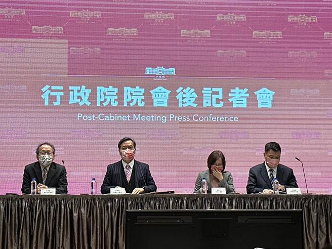 行政院發言人羅秉成於院會後記者會轉述，行政院長蘇貞昌對於外界批評聲浪，強調之所以會出現去年稅收實徵數比預算數多的情況，主因是去年的經濟成長表現出色、超乎預期。（黃婉婷攝）