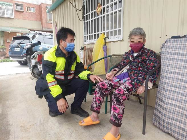 7旬游姓老妇外出购物迷途，员警将她平安送回家。（警方提供／陈淑娥台中传真）