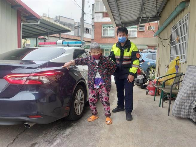 7旬游姓老妇外出购物迷途，员警将她平安送回家。（警方提供／陈淑娥台中传真）