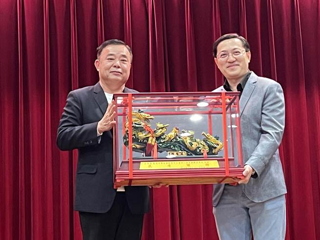 議長邱奕勝贈禮給新任總召梁為超。(蔡依珍攝)