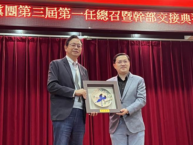 市長張善政贈禮給新任總召梁為超。(蔡依珍攝)