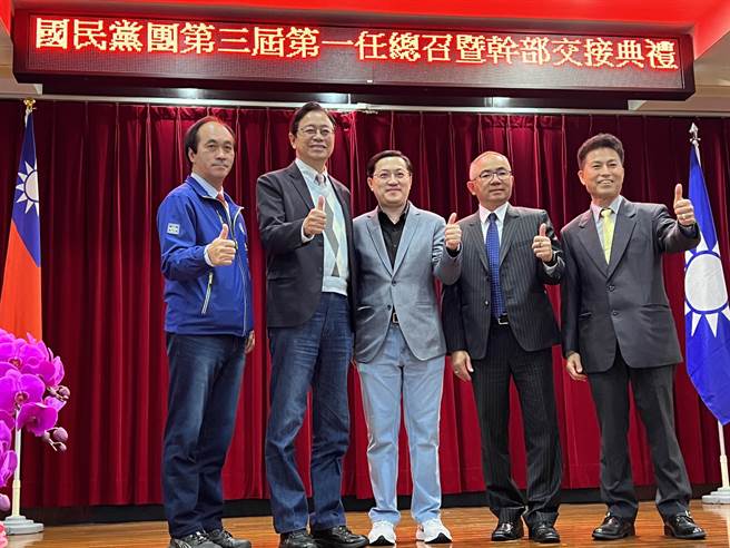 副總召李柏坊(左起)、市長張善政、總召梁為超、執行長徐玉樹、副總召徐其萬。(蔡依珍攝)