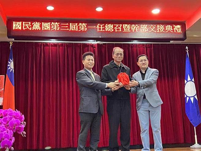 國民黨團新任總召梁為超(右起)從黨部主委黃敏恭和卸任總召徐其萬手中接過印信。(蔡依珍攝)