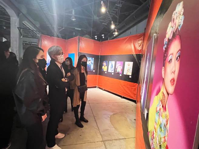  弘光妝品系畢展傳達後疫新時尚，在文資局呈現靜態造型攝影作品。(弘光科大提供)