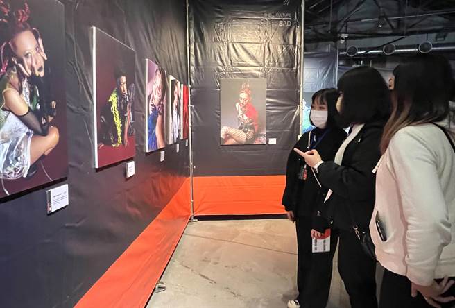 弘光妝品系畢展傳達後疫新時尚，在文資局呈現靜態造型攝影作品。(弘光科大提供)