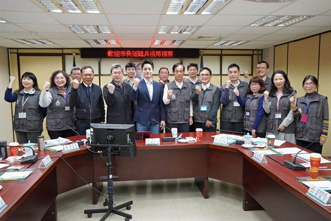 台北市長蔣萬安4日由市府祕書長李泰興陪同前往兵役局視察，鼓勵科室主管勇於任事。（台北市兵役局提供）