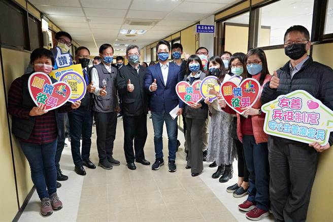 台北市長蔣萬安由市府祕書長李泰興陪同赴兵役局視察，與兵役局員工熱情合影及打氣。（台北市兵役局提供）